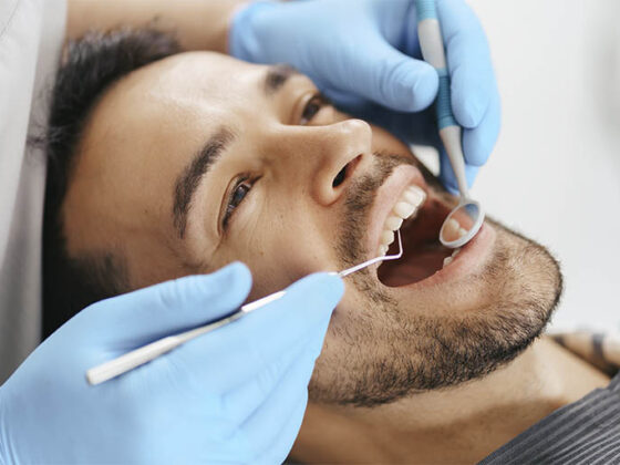 Clínica Dental Maestro. Chico realizando una de sus visitas al dentista.