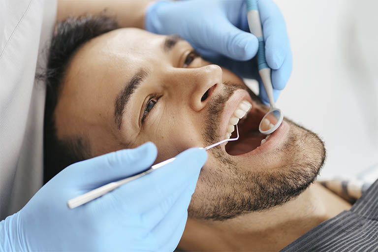 Clínica Dental Maestro. Chico realizando una de sus visitas al dentista.