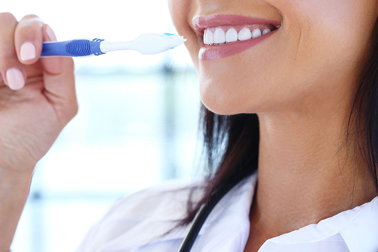 Clinica maestro. Un buen mantenimiento de los implantes dentales evita enfermedades periimplantarias