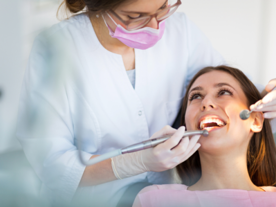 mujer en clincia dental de oviedo recibiendo un tratamiento de Odontología Emocional