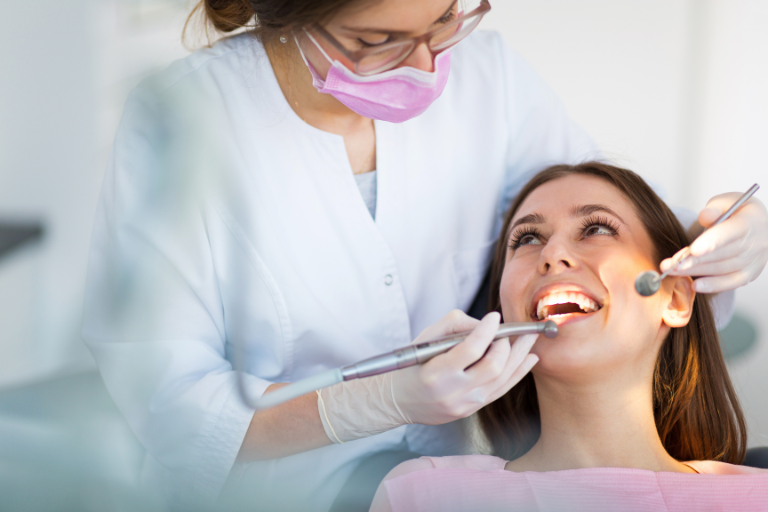 mujer en clincia dental de oviedo recibiendo un tratamiento de Odontología Emocional