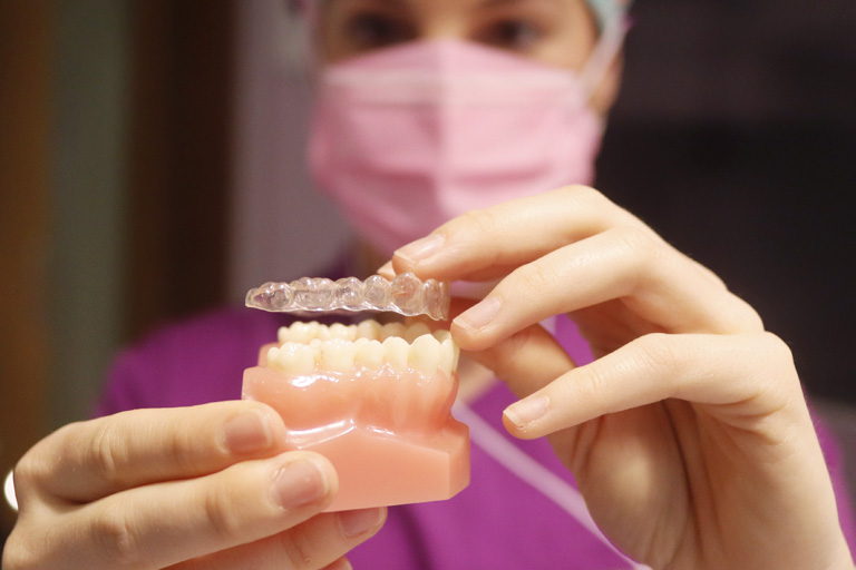 Clínica Dental Maestro. Ortodoncia en adultos, ortodoncia invisible en Oviedo