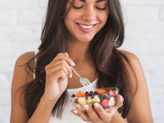 Chica comiendo dieta saludable y blanda después de un tratamiento de implantes dentales en Oviedo