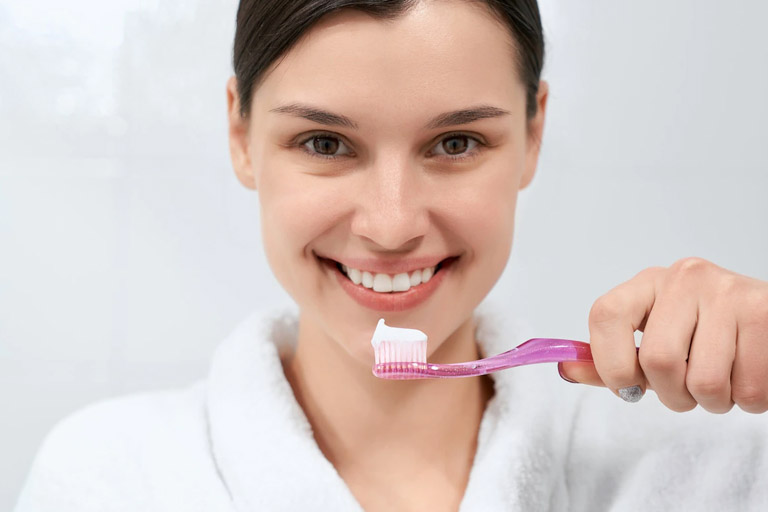 Clínica Dental Maestro. Chica cepillándose los dientes para evitar las caires. Cómo prevenir las caries.