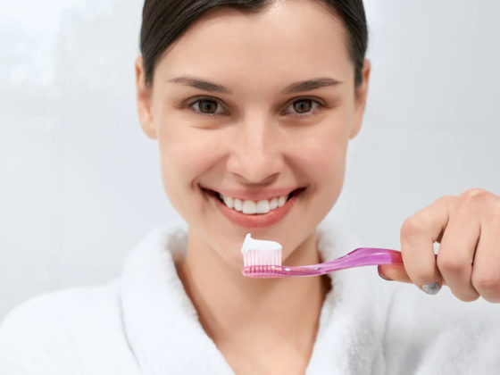 Clínica Dental Maestro. Chica cepillándose los dientes para evitar las caires. Cómo prevenir las caries.