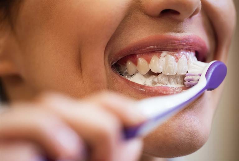 Cuidado de las encías en dientes e implantes