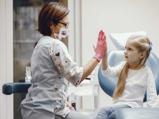 paciente odontofóbico. niño con miedo al dentista